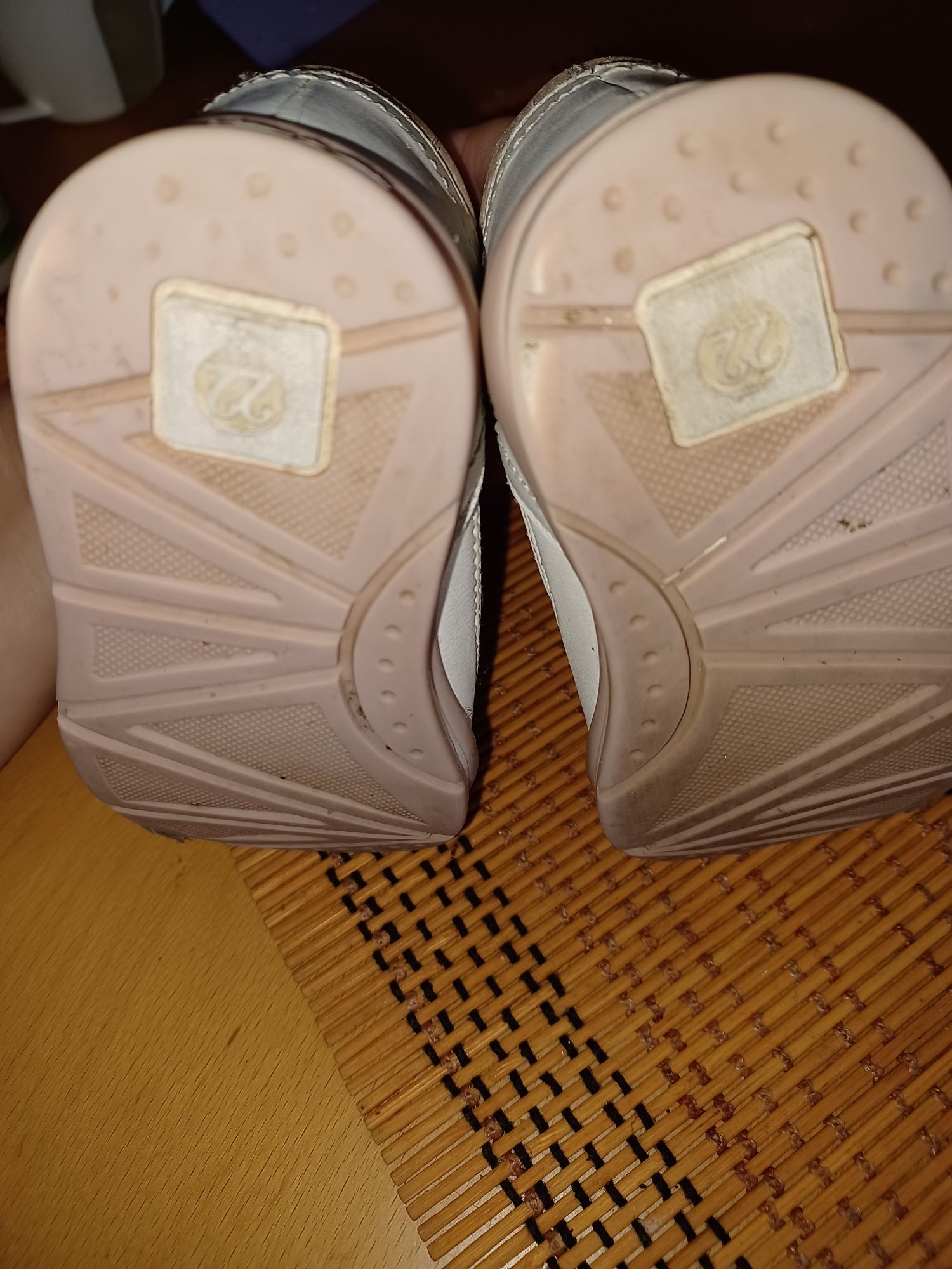 Продам для дівчинки шкіряні сандалі босоніжки розмір 22,стелька 14см