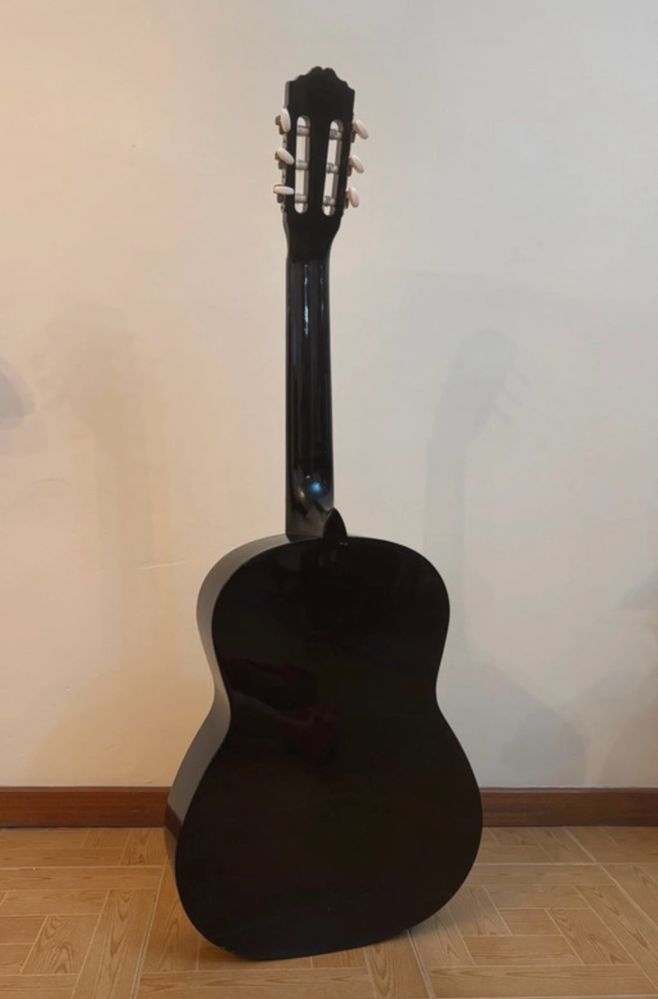 Kit - Guitarra Clássica + apoio de pé + afinador digital e 2 pestanas