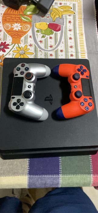 PS4 Slim 1T com 2 comandos
