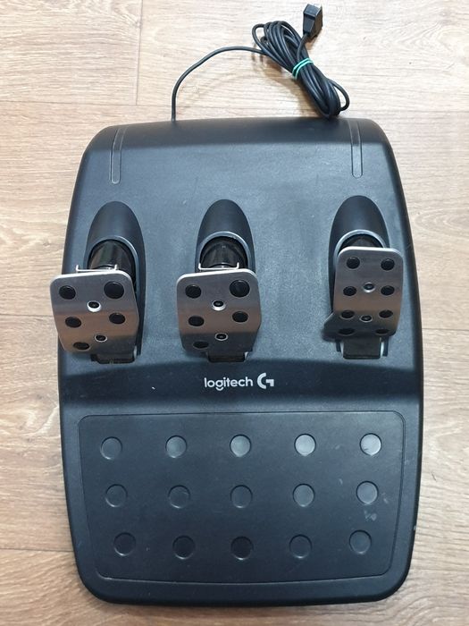 Руль Logitech G29 з педалями.