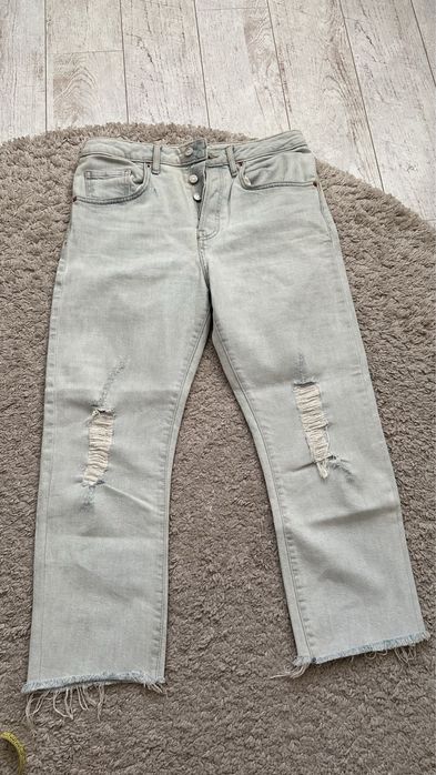 jasne niebieskie jeansy 3/4 z przetarciami forever 21
