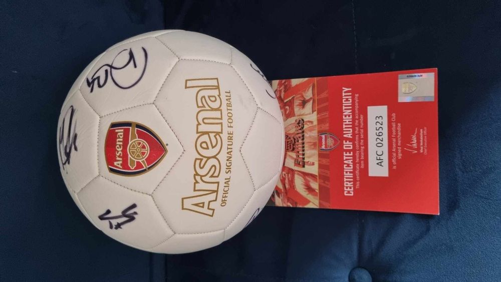 Pilka z autografami zawodników