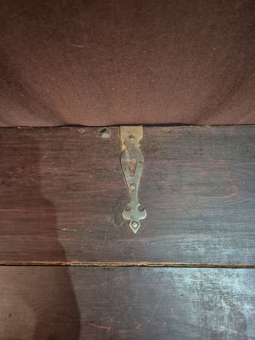 Arca antiga em madeira maciça com ferragens originais e pés amovíveis