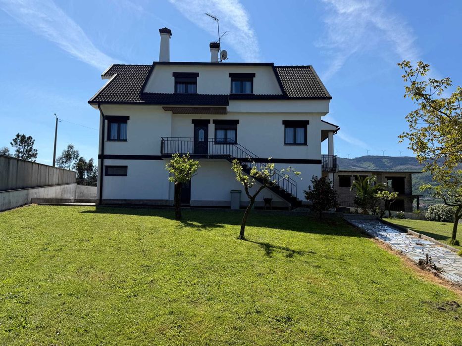 Vivenda Pomares  renovada com vista sobre a serra