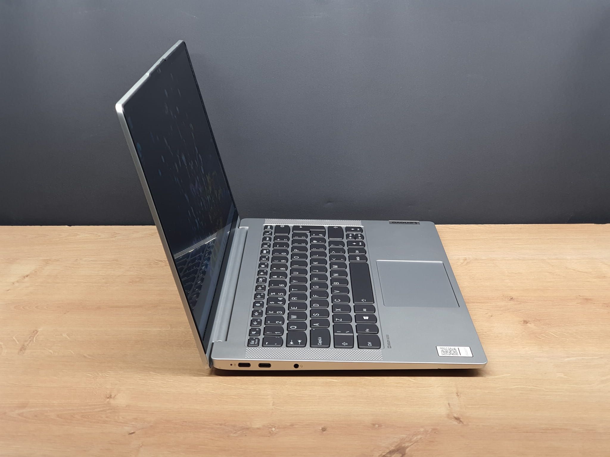 Laptop Lenovo IdeaPad 14Q8C05  | Snapdragon 8c / FHD/8RAM/256GB OUTLET