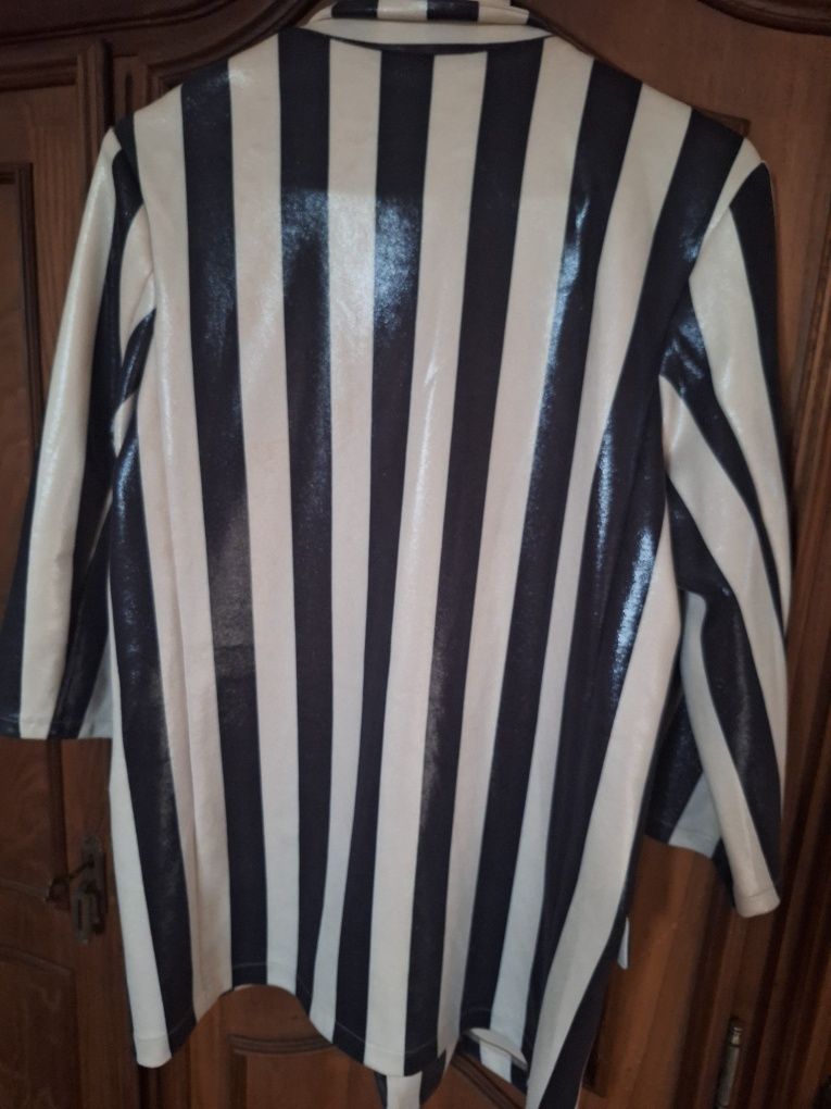 Blazer riscas,em preto e bege
