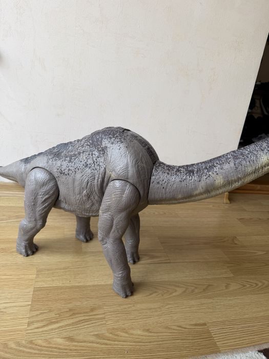 Огромный динозавр