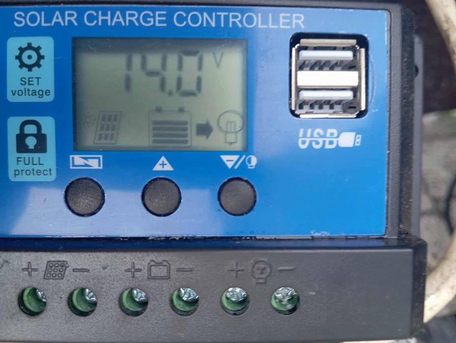Panel fotowoltaiczny do ładowania akumulatora 12V przyczepa kempingowa