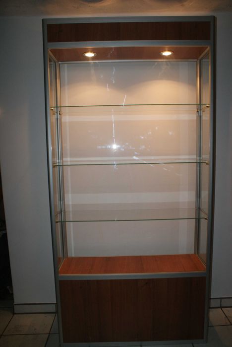 Gablota witryna na skarby, stare rowerowe lampki, modele, figurki itp