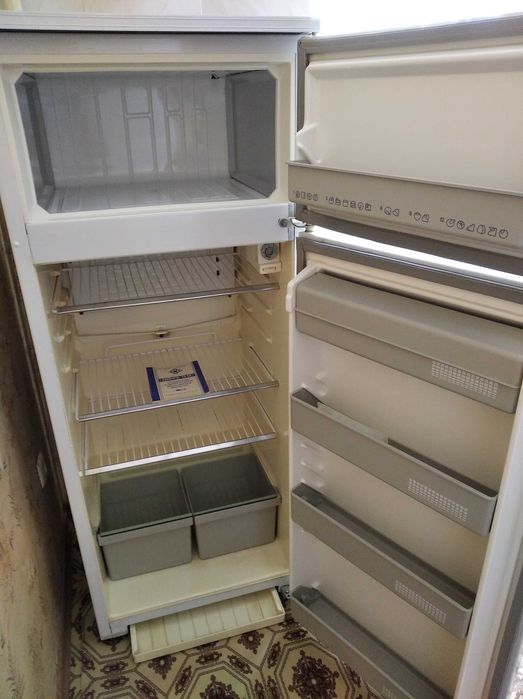 Холодильник не рабочий: двухкамерный Минск 15М.