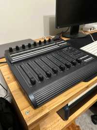 Mikser / kontroler MIDI - Behringer BCF2000