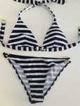 Bikini ás riscas azuis e brancas
