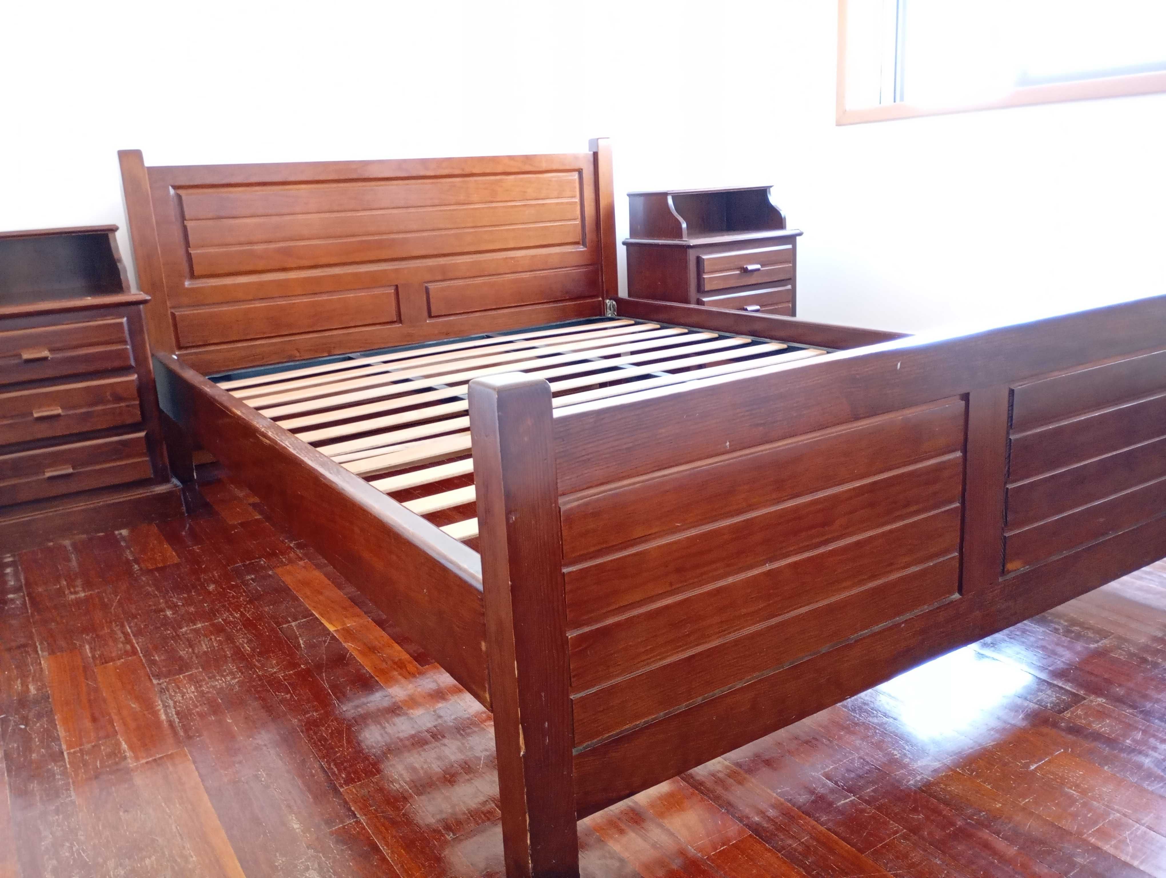 Mobilia de quarto (cama, estrado e mesinhas)
