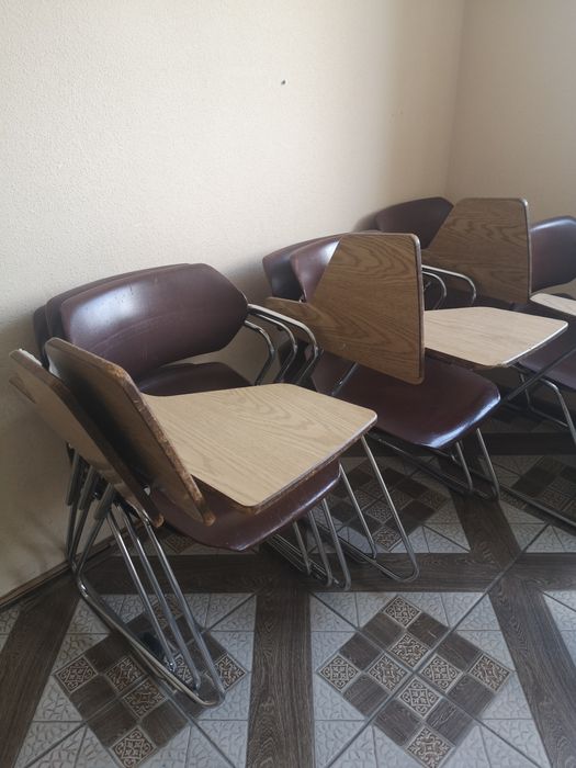 Крісло з конференційним столиком