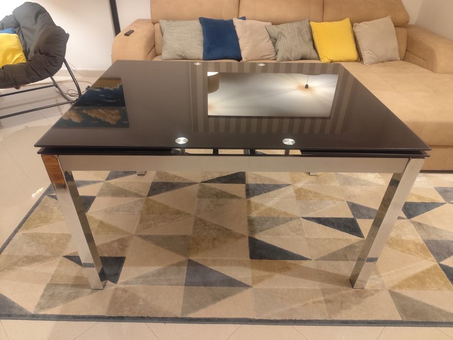 Mesa de jantar extensível em vidro preto e pés em Inox