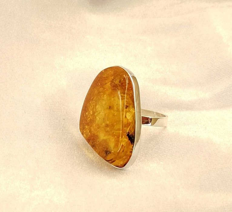 Srebrny pierścionek z bursztynem