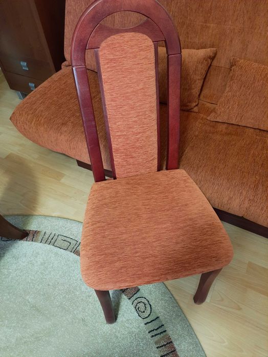 Eleganckie krzesła tapicerowane i wersalka
