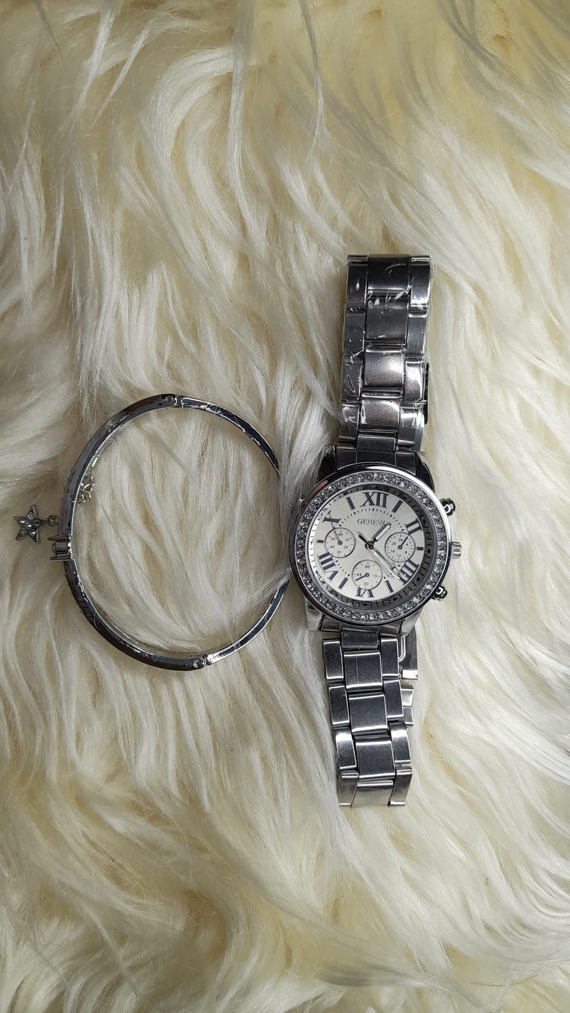 Vários relógios de senhora com pulseiras NOVOS