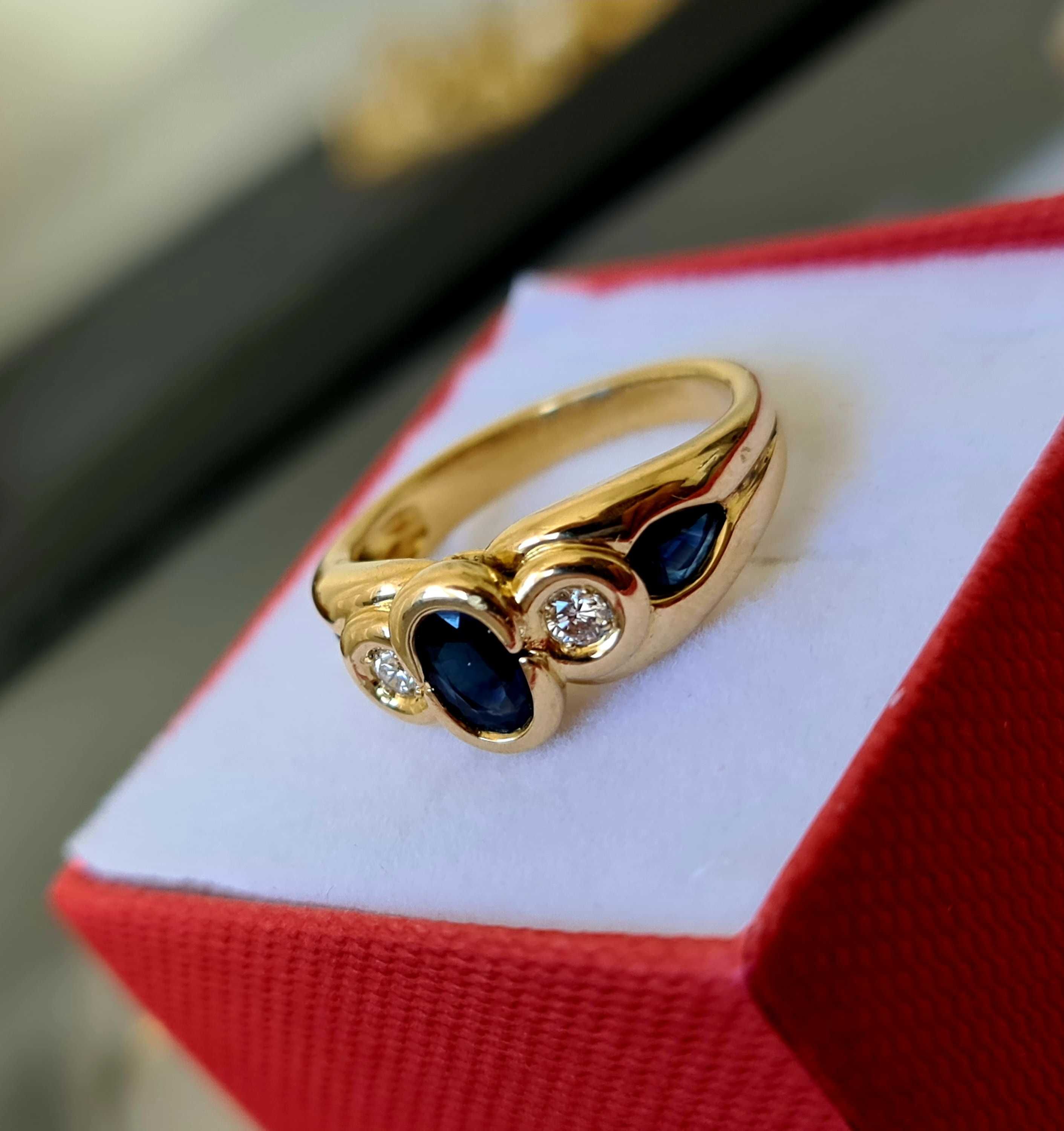 Złoty pierścionek z diamencikami i szafirami