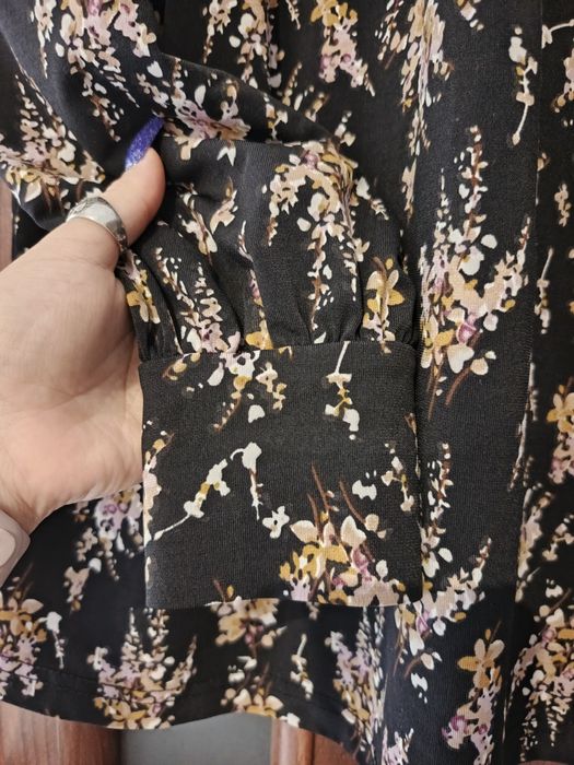 Czarna bluzka z kwiatowym motywem r. XL/XXL 42/44