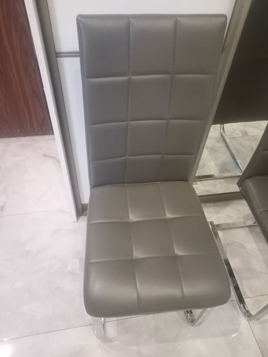 Krzesła 2 szt. czerwone,, używane