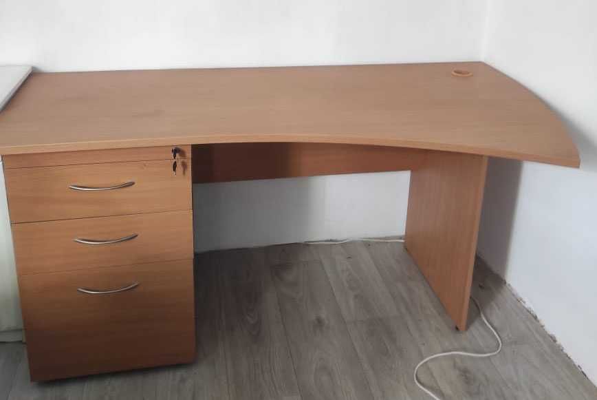 Функціональний комп'ютерний стіл з трьома ящиками та замком