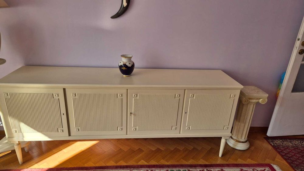 Zestaw stylowych eleganckich mebli w kolorze kremowym