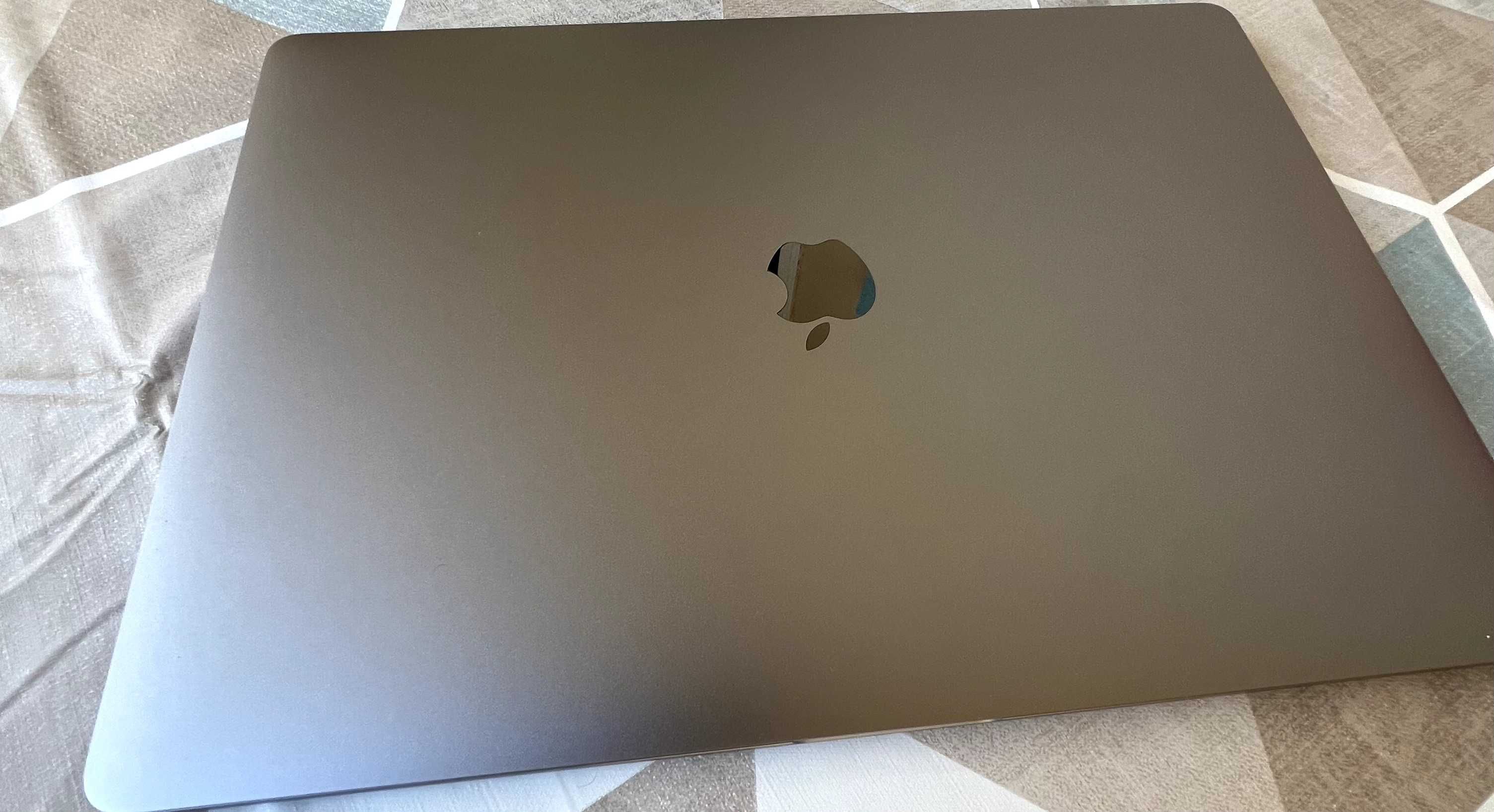 MacBook Pro 16' / 2,6 GHz Intel Core i7 / 16 GB DDR / AMD Radeon 4 GB