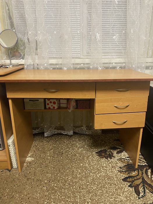 Письмовий стіл з шухлядами