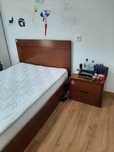 Cama individual com mesinha cabeceira