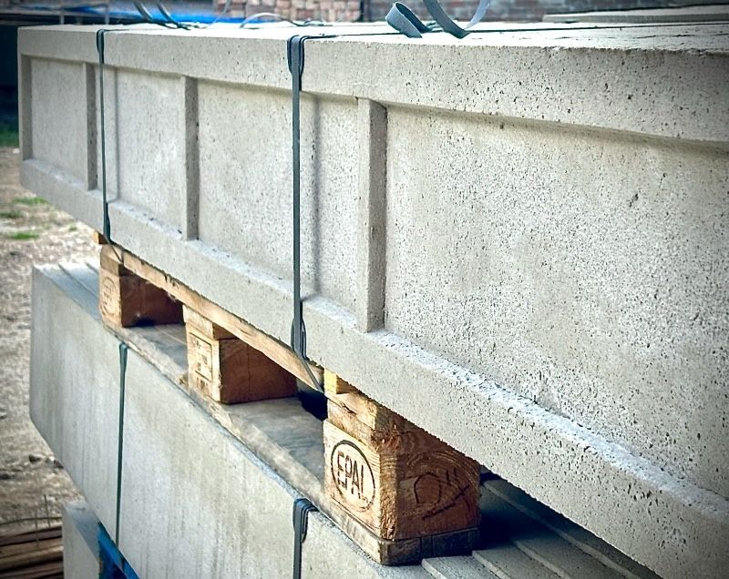 Podmurówka betonowa 246cm x 30 cm wysokości.