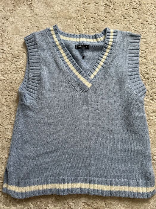 Жилетка у дуже гарному кольорі