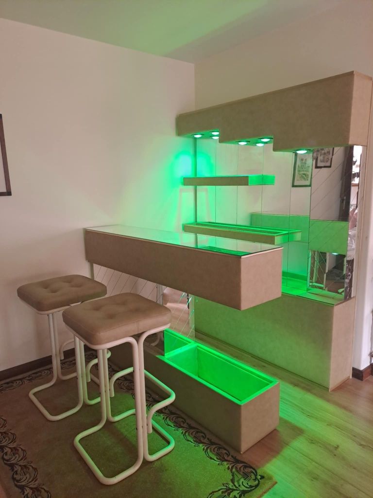 Bar para sala com iluminação e oferta de dois bancos (vintage)