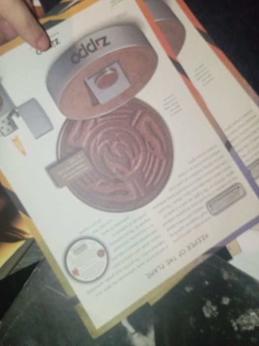 Folhetos iguais da Zippo publicade