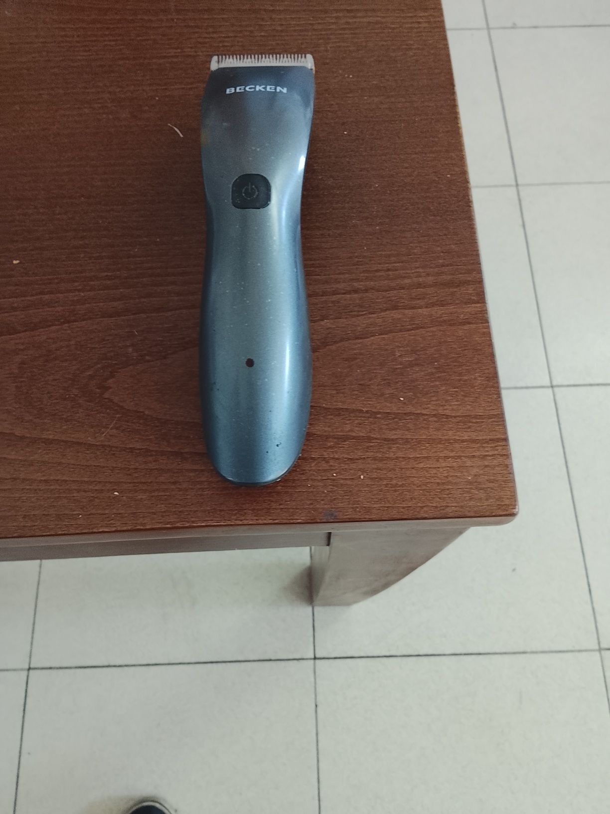 Máquina de barbear e cortar cabelo com vários pentes