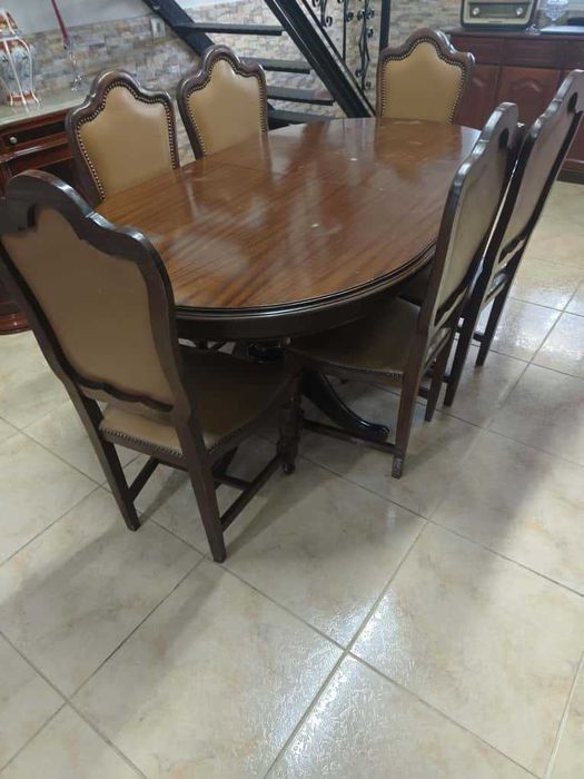 Móvel Clássico e Mesa e Cadeiras