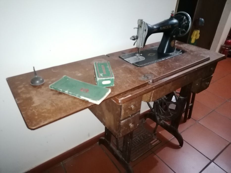 Máquina de costura Singer com manuais