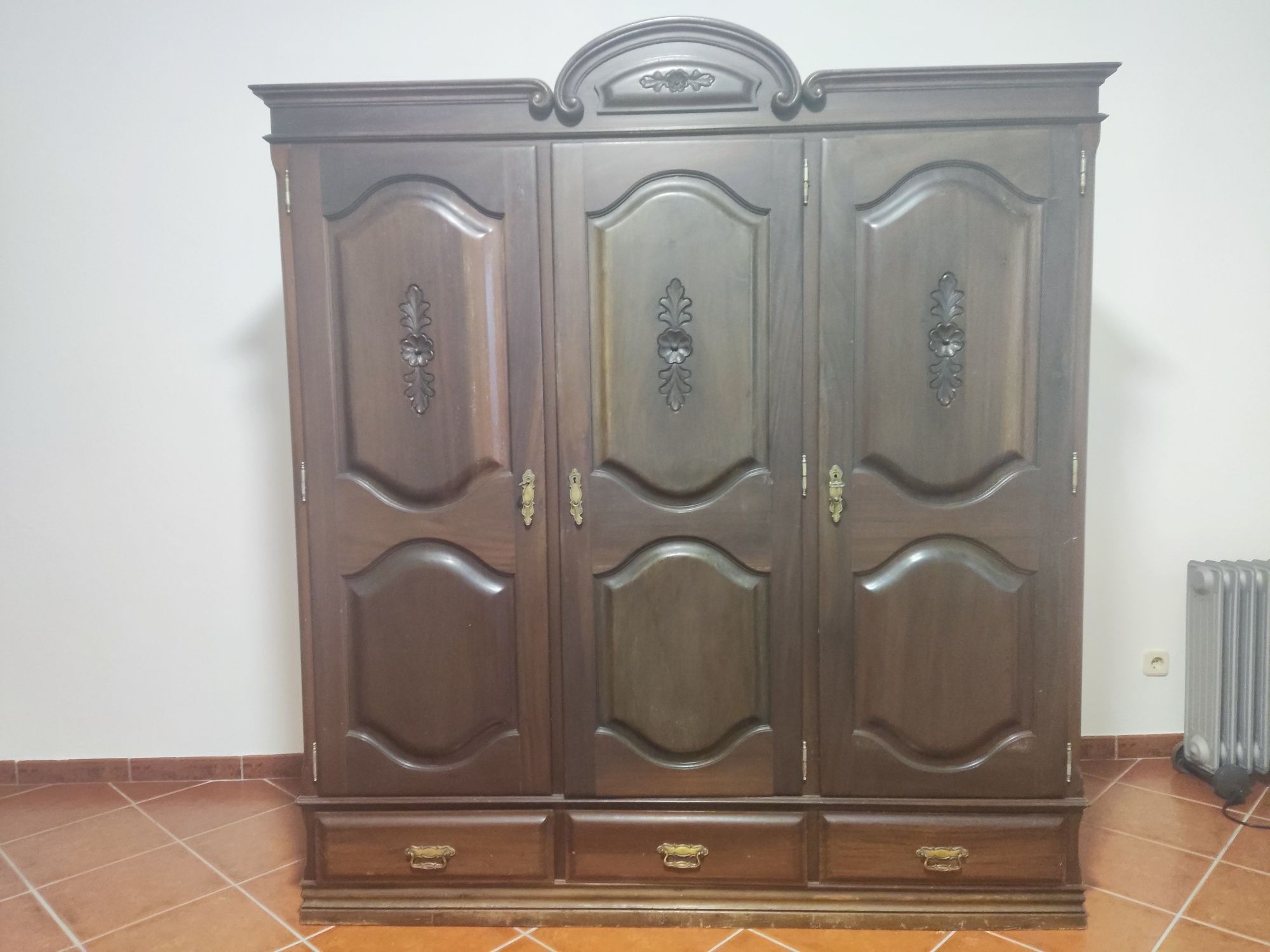 Móveis antigos de madeira maciça