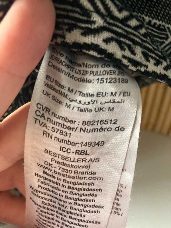Bluzka z długim rękawem w wzory geometryczne trochę etniczna