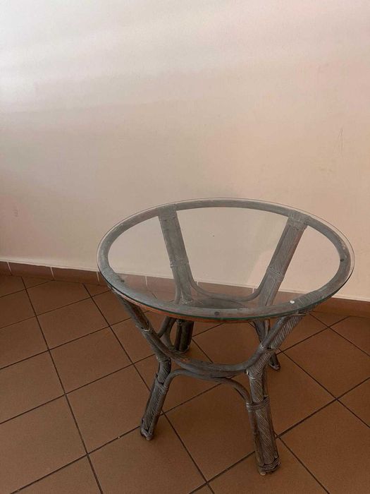 stolik ze szklanym blatem