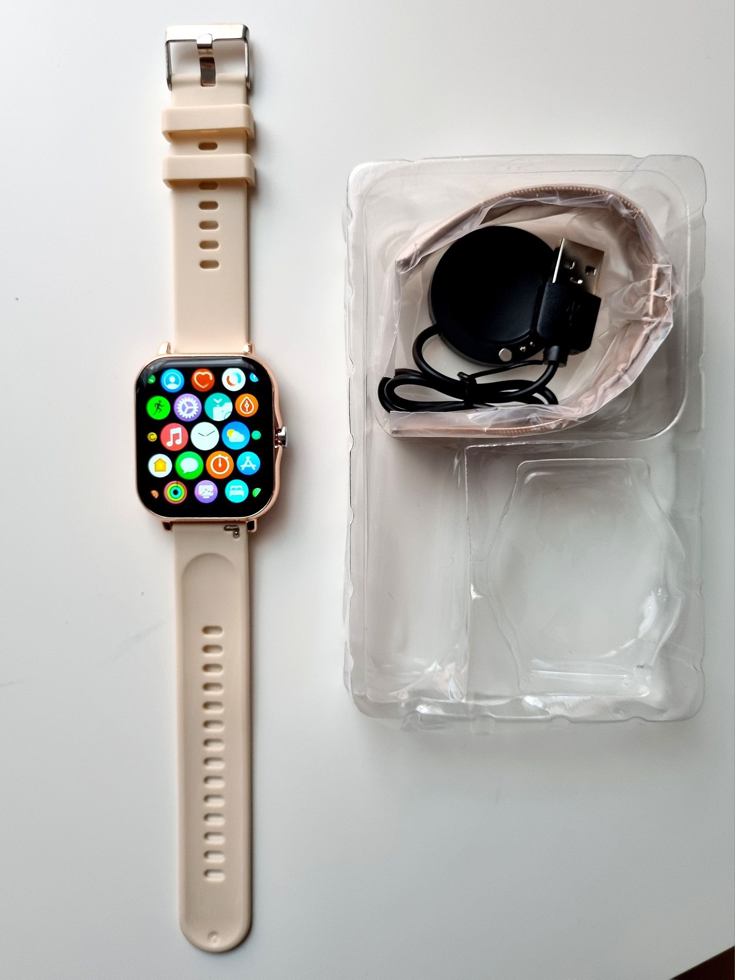 Smartwatch na złotej bransolecie