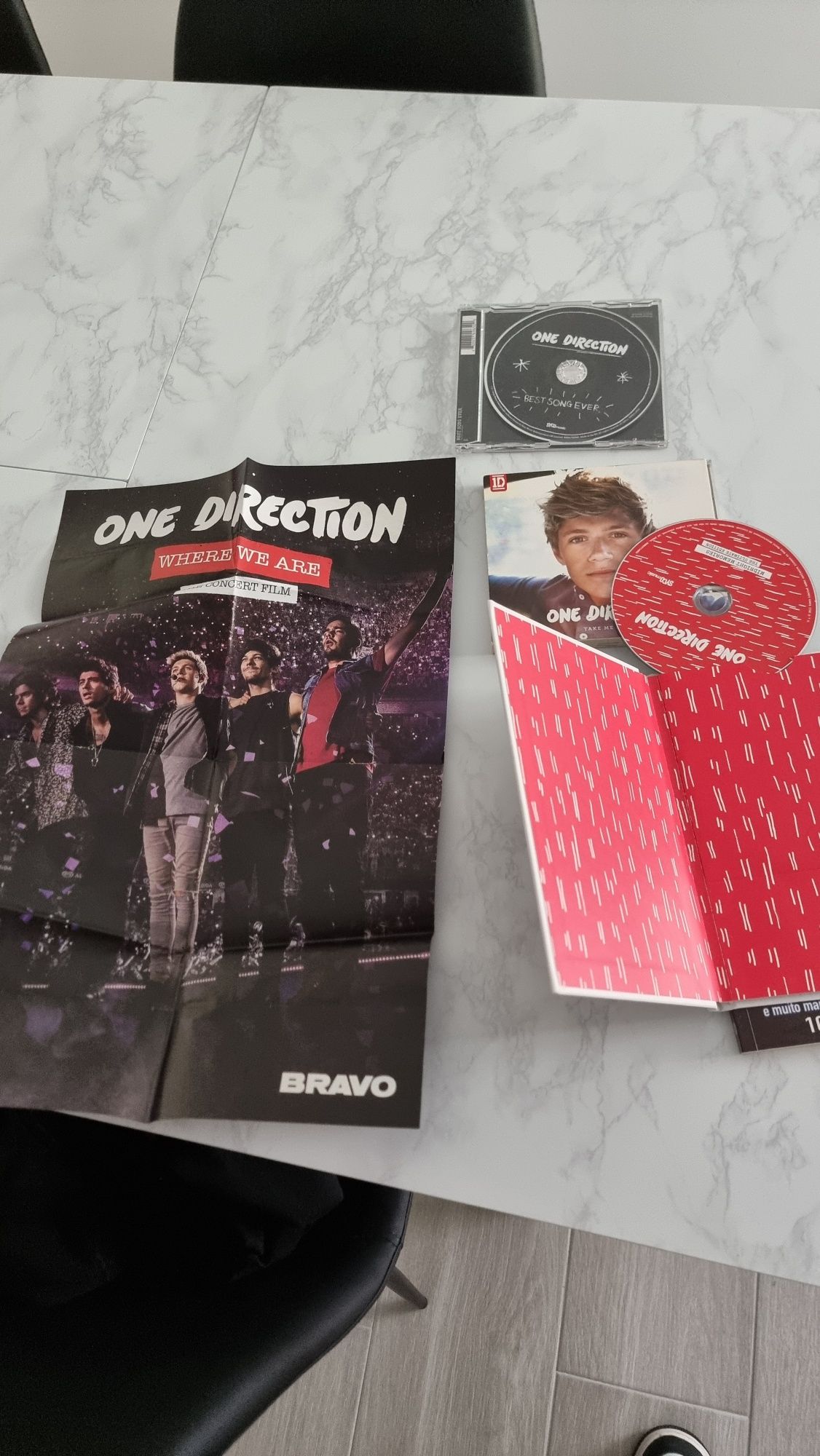 Albuns, posters e livros dos One Direction