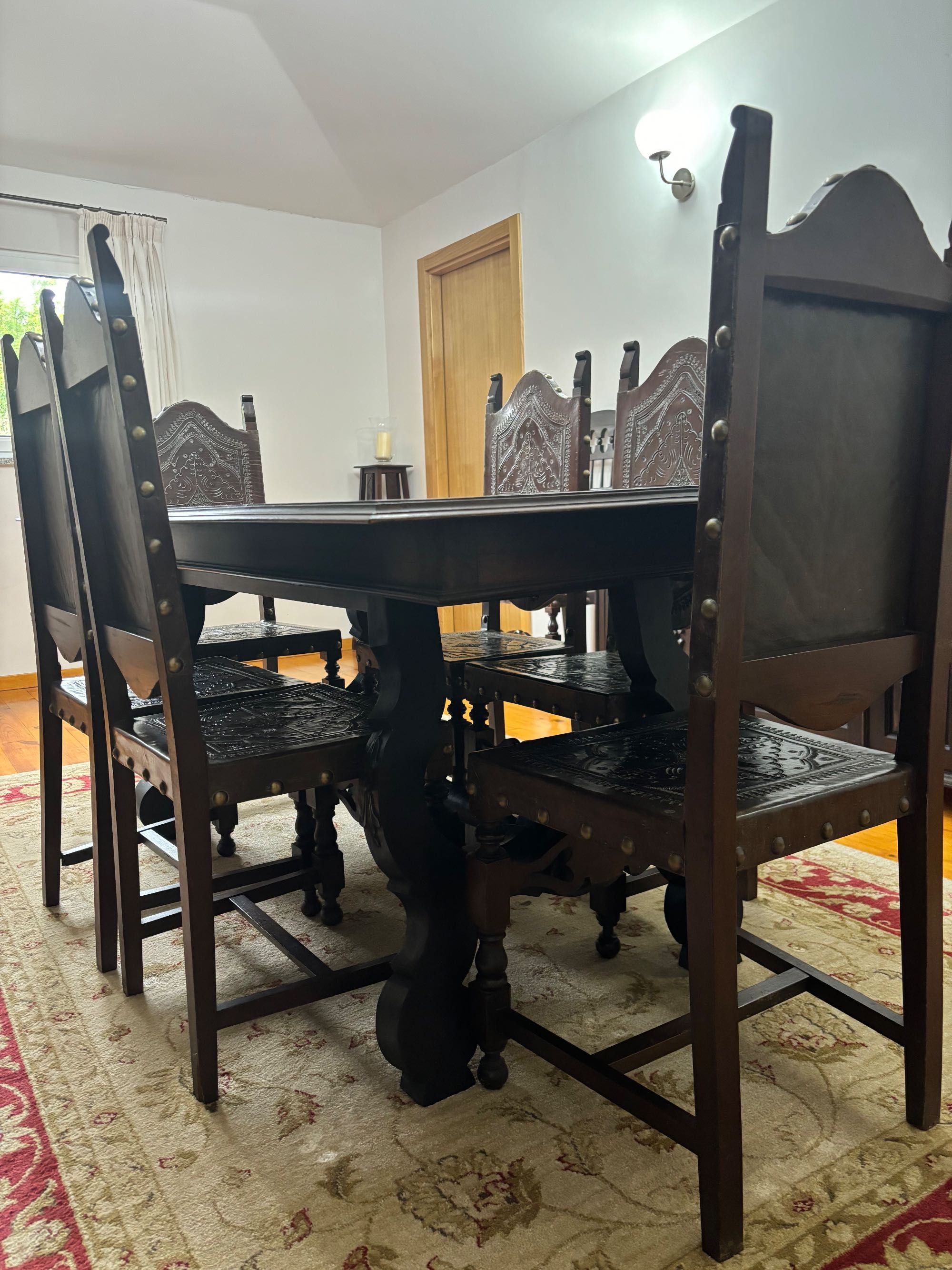 Mesa de jantar e 6 cadeiras antigos