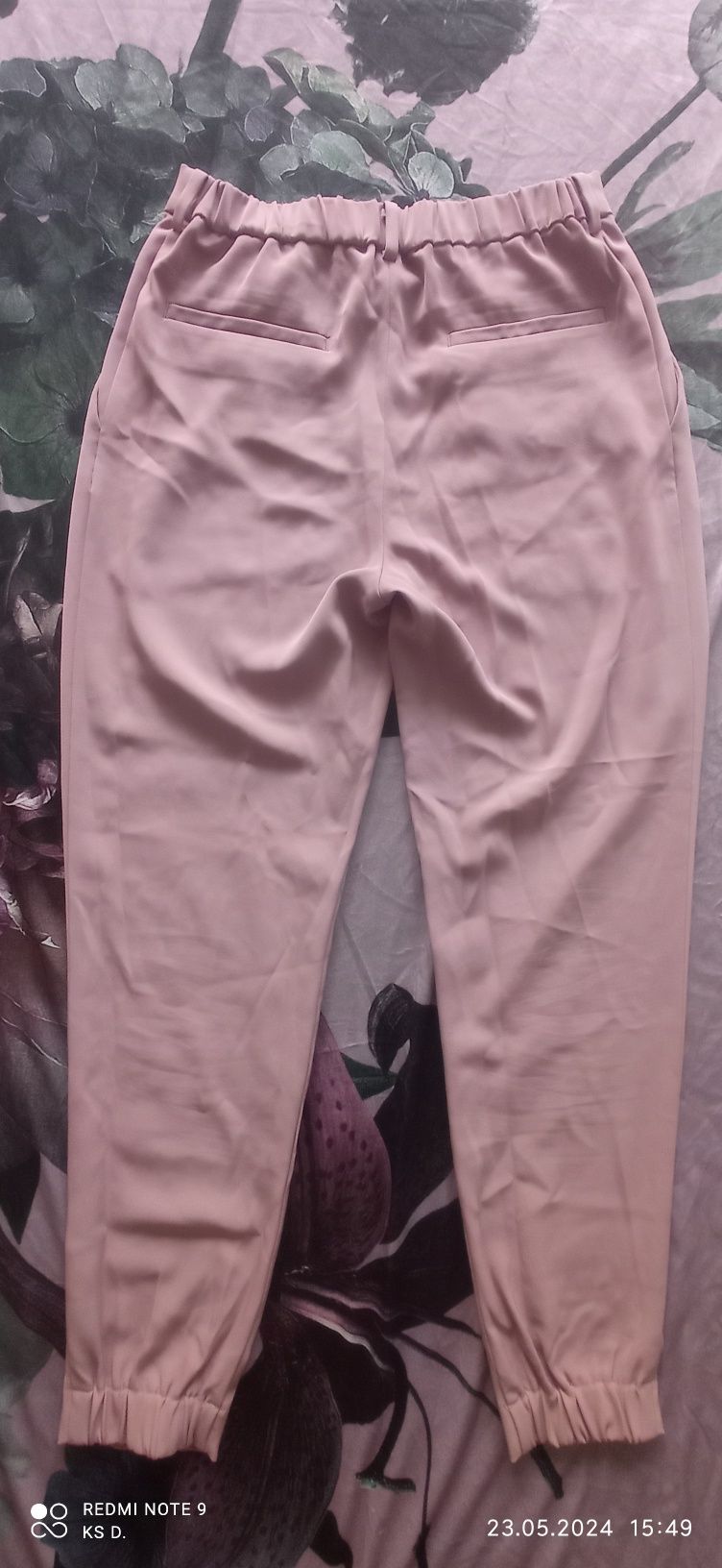 Брюки фирмы Uniqlo.