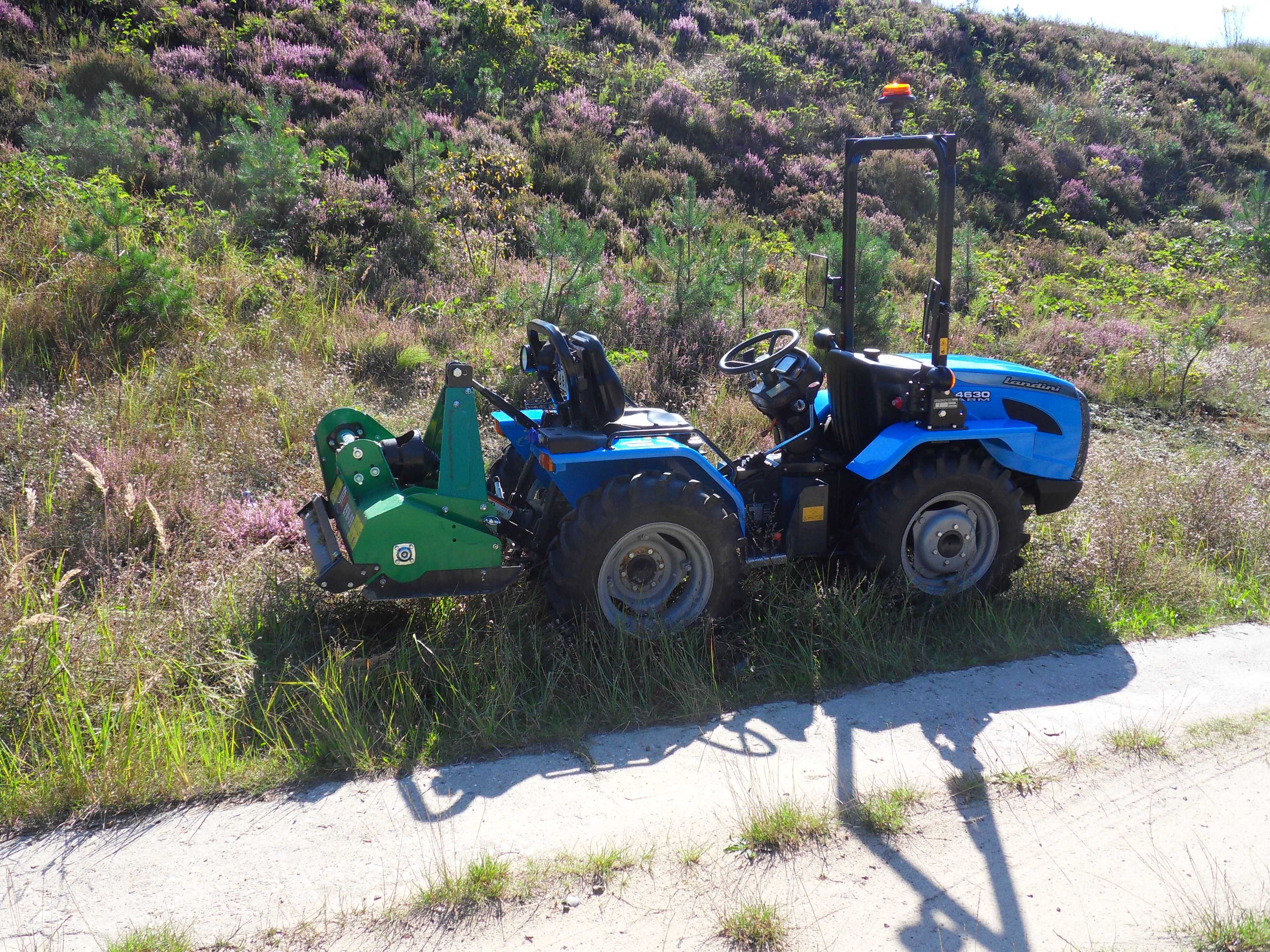 Koszenie traw nieużytków poboczy nasypów traktor kosiarka bijakowa