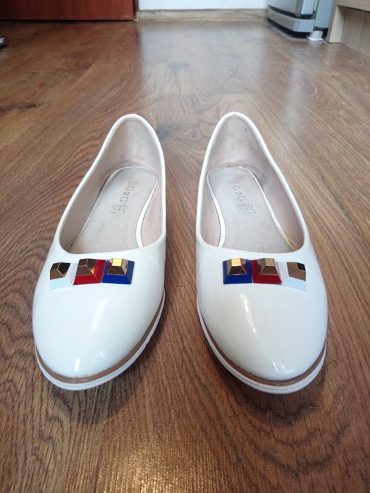 Lakierowane baleriny, białe/ecru, rozmiar 39 (25cm), stan bardzo dobry