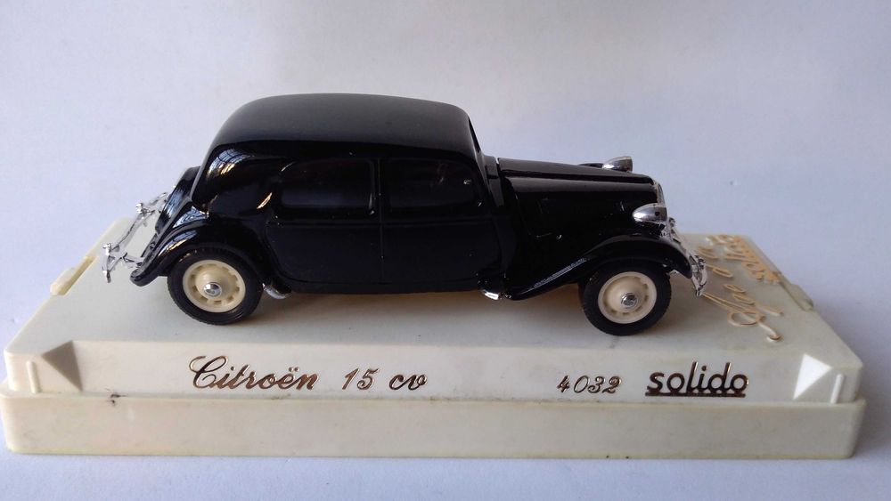 Citroen 12cv. com abertura  do capot Ver descrição