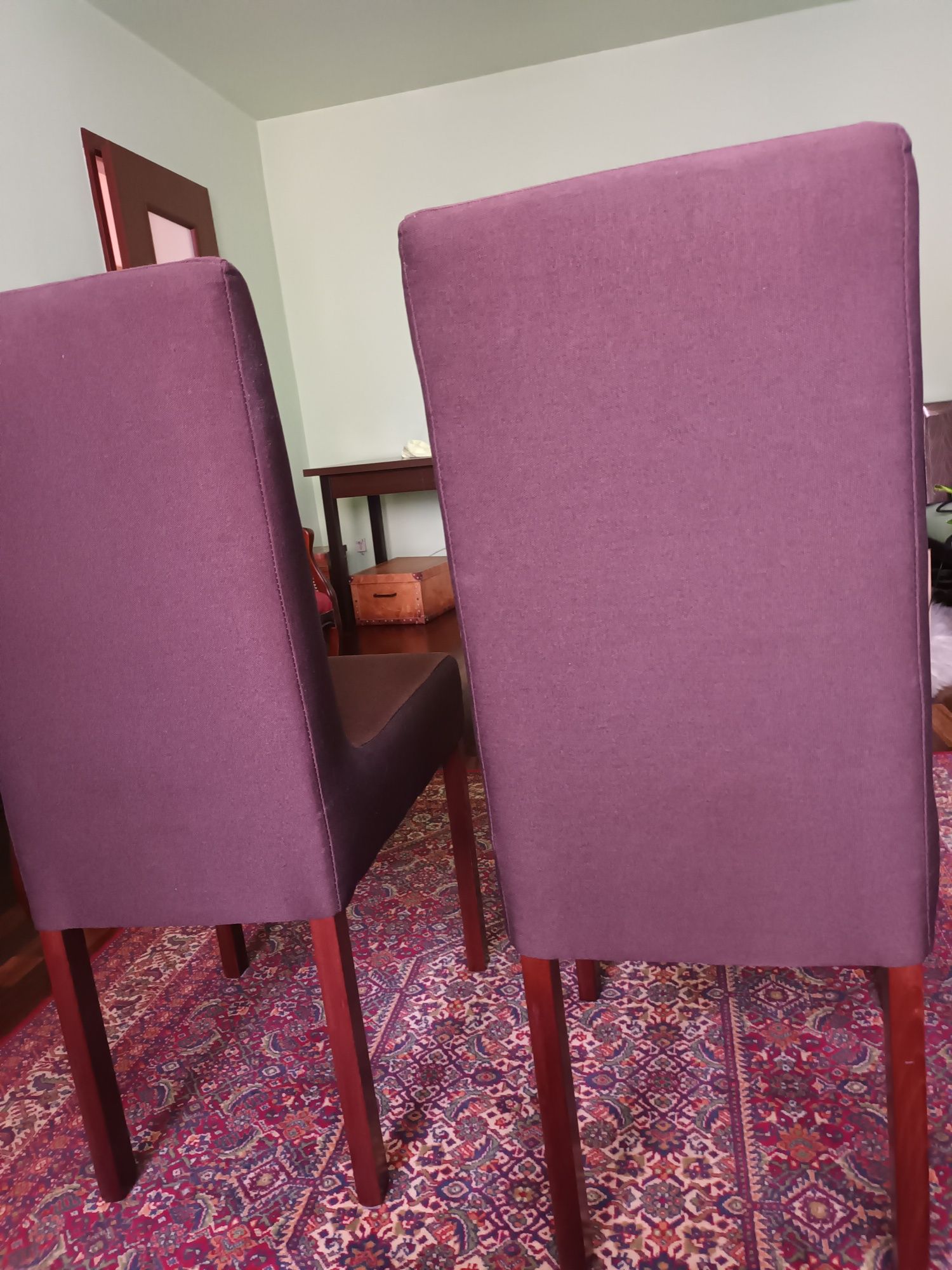 Dwa krzesła jak nowe, praktycznie nie używane.