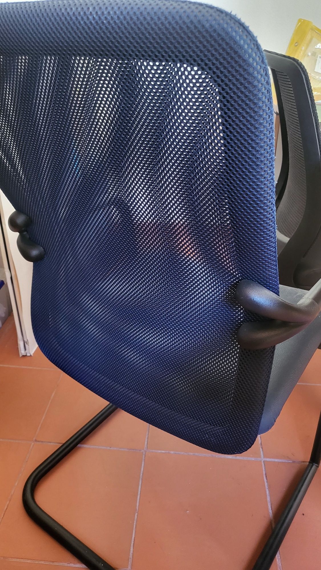 Mesa para escritorio com cadeiras