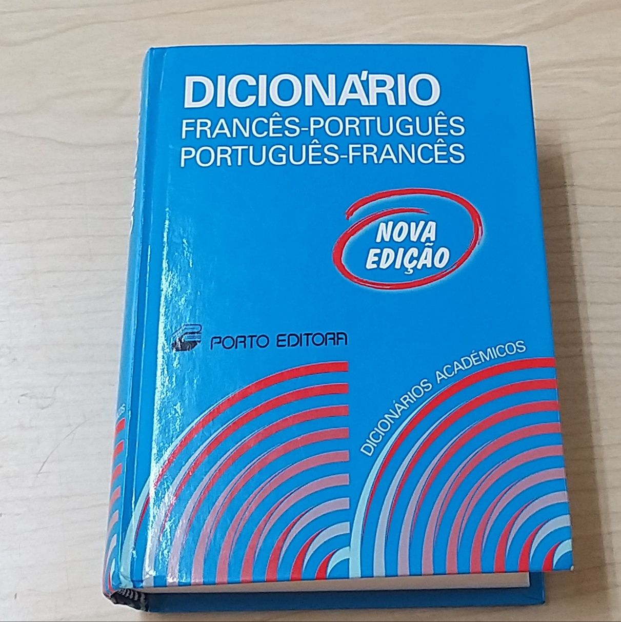Dicionário académico.